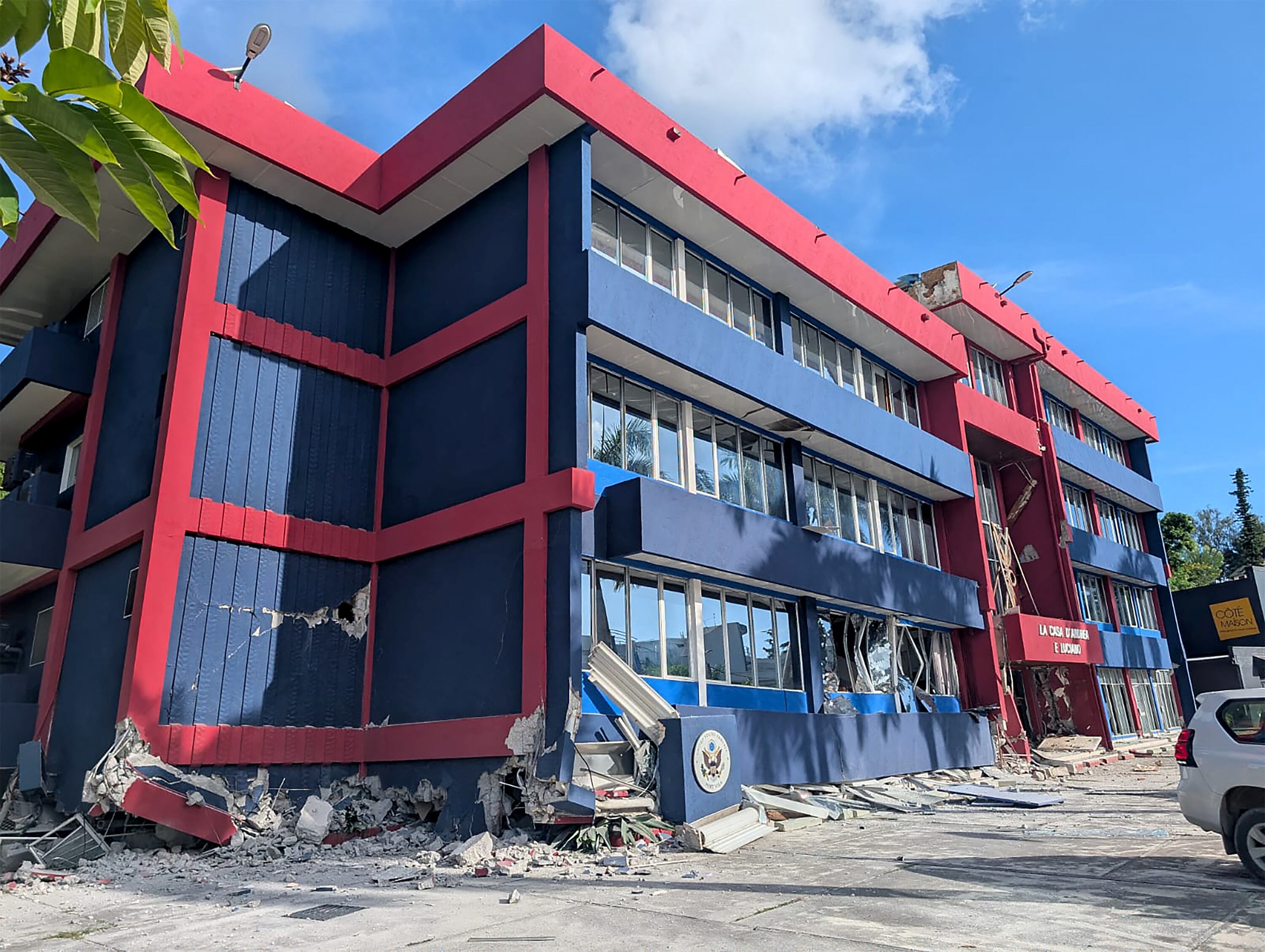 Esta foto muestra una vista general de un edificio gravemente dañado que alberga las embajadas de Estados Unidos, Reino Unido y Nueva Zelanda en Port Vila, la capital de Vanuatu, el 17 de diciembre de 2024. (Foto de AFP).