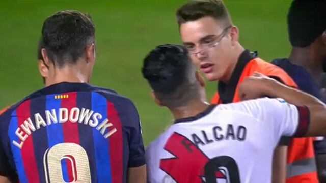 Falcao convence a guardia y Lewandowski cumple sueño a niño tras Barcelona vs Rayo | VIDEO
