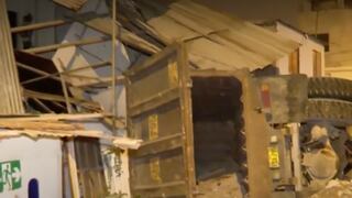 VES: camión se volcó contra vivienda y tres menores resultaron heridas | VIDEO 