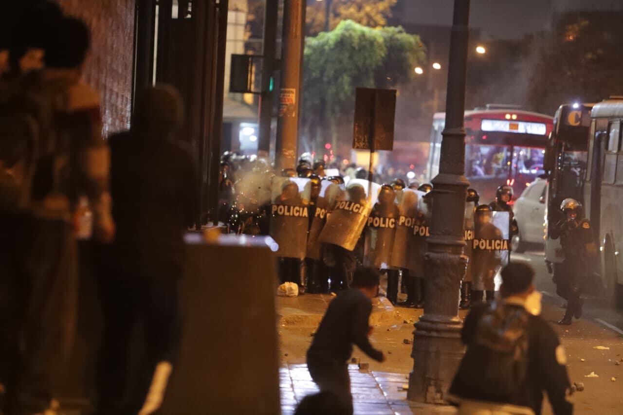 Más de 1000 agentes policiales cercaron la Plaza San Martín para impedir el avance de los manifestantes. Foto: Julio Reaño/@photo.gec