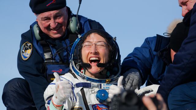 Quién es Christina Koch, la astronauta que estuvo más tiempo en el espacio durante una sola misión 