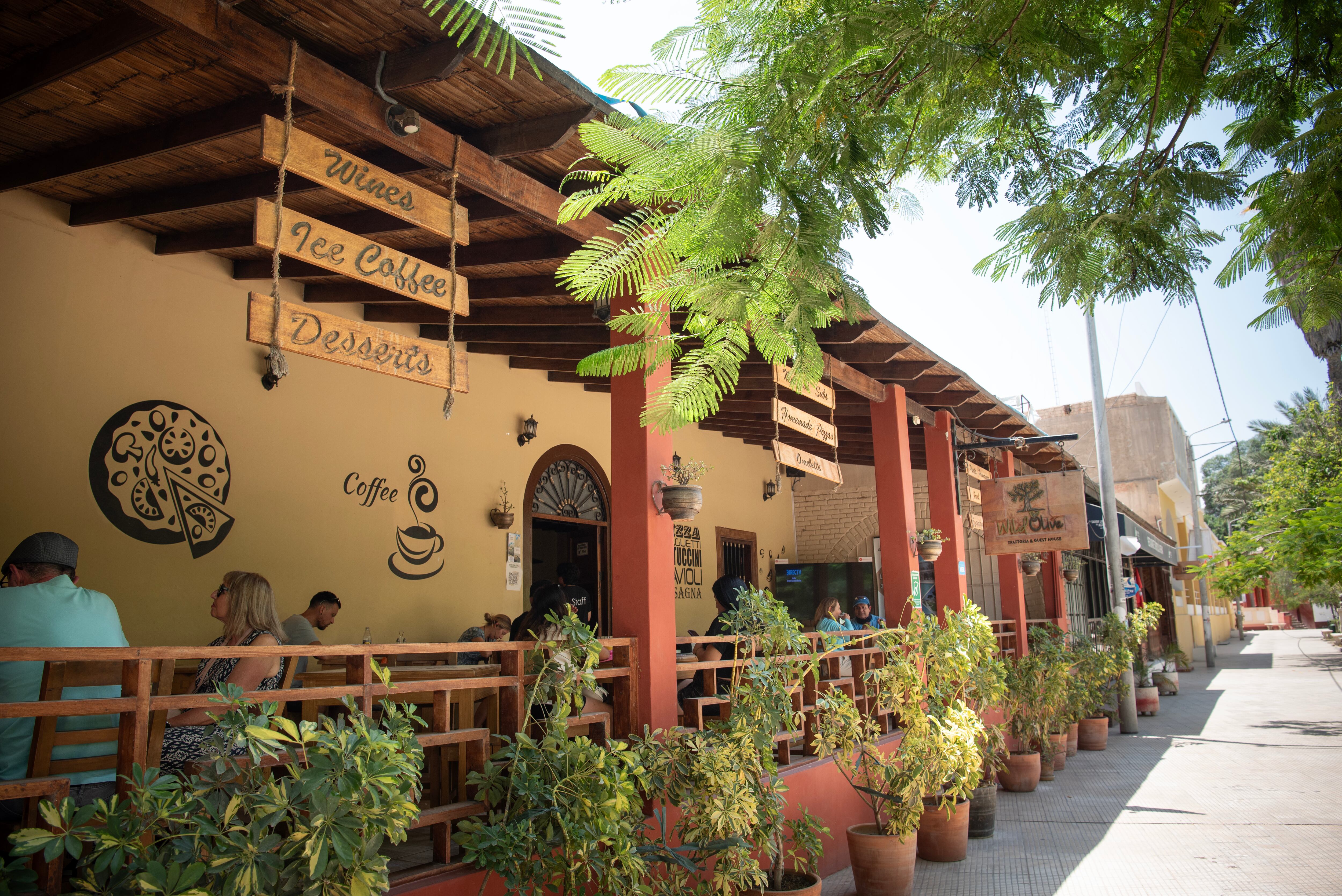 Restaurantes, comercios de ropa y souvenirs rodean la Laguna de l Huacachina.