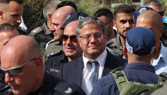 El ministro de Seguridad Nacional de Israel, Itamar Ben-Gvir, llega al sitio de un ataque reportado en el asentamiento israelí de Maale Adumim en Cisjordania ocupada, el 1 de agosto de 2023. (Foto de AHMAD GHARABLI / AFP)
