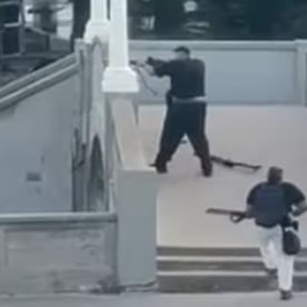 Los autores del ataque terrorista en playa de Australia son padre e hijo, confirma la policía. (Captura de video).