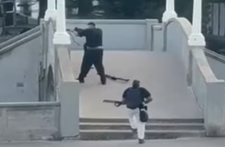 Los autores del ataque terrorista en playa de Australia son padre e hijo, confirma la policía. (Captura de video).