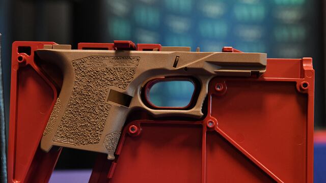 Un "arma fantasma" incautada por la policía en Glendale, California, el 18 de abril de 2022. (Foto de Robyn Beck / AFP).