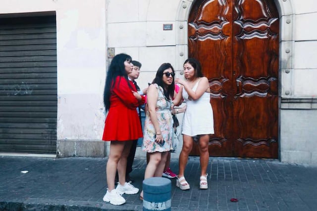 Este grupo de chicas salen de una fiesta en el Centro de Lima. Fotos: César Grados / @photo.gec