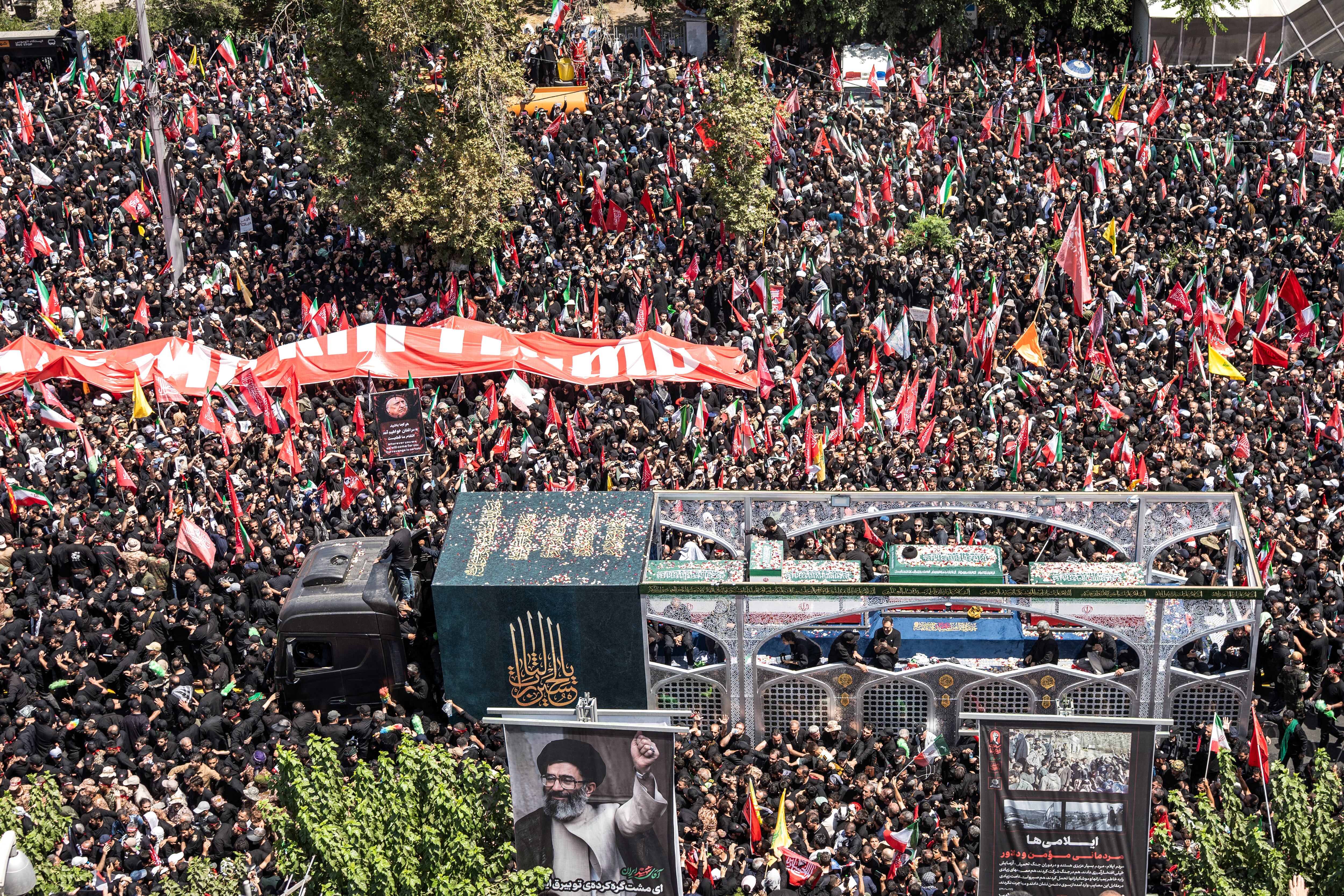 Multitudes rodean el convoy que transporta los ataúdes del asesinado líder supremo de Irán, Ali Jamenei, y miembros de su familia durante sus funerales el 6 de julio de 2026. (Foto de AFP).