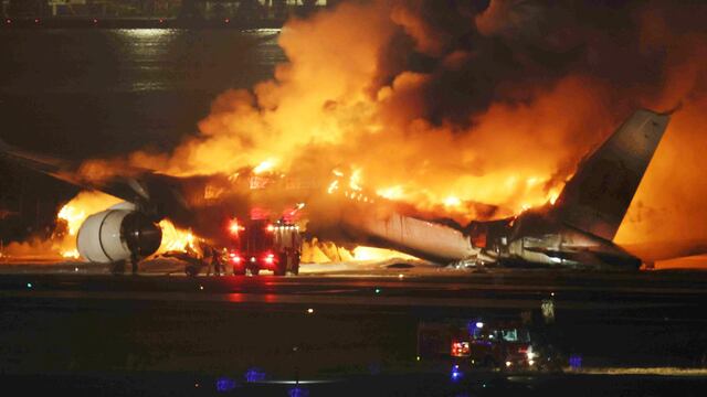 Videos muestran el momento en el que se inicia el siniestro del avión que chocó en el aeropuerto de Tokio