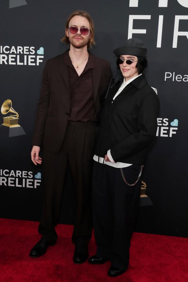 Finneas y Billie Eilish en la alfombra roja del Grammy 2025. (Foto: Agencias)