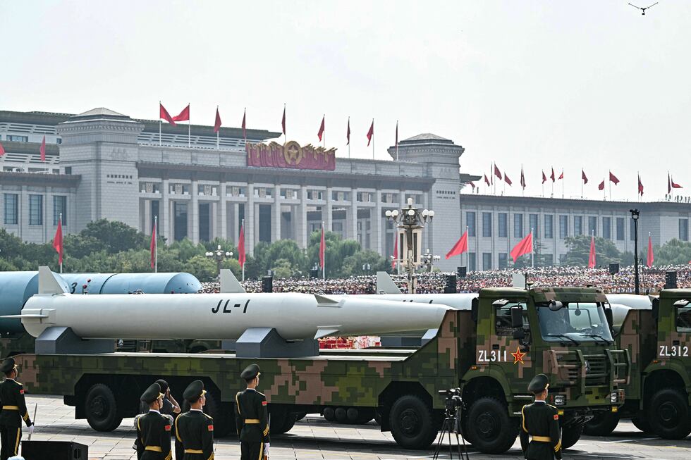 El misil balístico nuclear de primera generación JL-1, lanzado desde un submarino, se ve durante un desfile militar en China el 3 de septiembre de 2025. (Foto de Pedro Pardo / AFP).