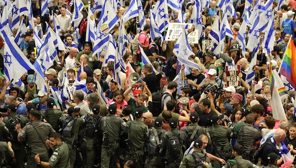 Pelea de la seguridad israelí con manifestantes antigubernamentales durante una manifestación en el aeropuerto Ben Gurion. (Foto de JACK GUEZ / AFP).