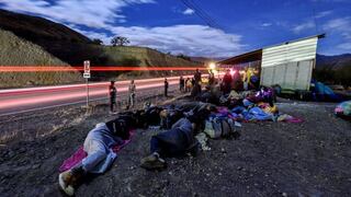 Venezolanos duermen en plena carretera en su camino al Perú [FOTOS]