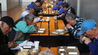 Adulto mayor: Un almuerzo distinto en el comedor Santa Rosa
