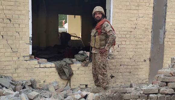 Un soldado del ejército examina los daños en el lugar de un bombardeo en una comisaría de policía en las afueras de Dera Ismail Khan, Pakistán, el 12 de diciembre de 2023. (Foto: AP)
