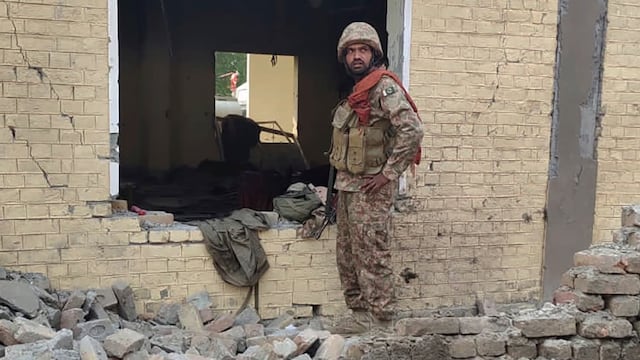 Atentado suicida en Pakistán deja al menos 23 muertos en un edificio militar