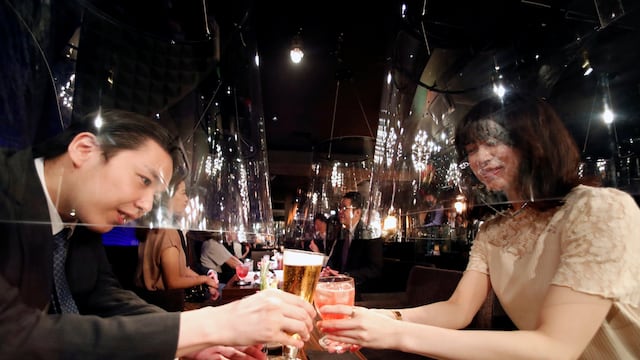 Abren los bares en Tokio: así vive el mundo la nueva normalidad