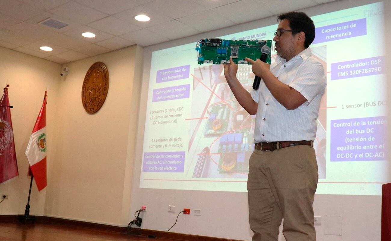 Profesor Damián Sal y Rosas durante la presentación del primer prototipo de cargador inteligente para autos eléctricos hecho en Perú. (Foto: Andina)