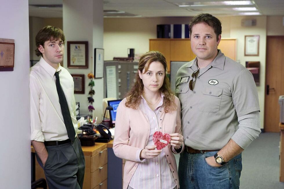 Sigue la vida cotidiana de los empleados de Dunder Mifflin, una oficina de ventas de papel en Scranton, Pensilvania. Liderados por Michael Scott (Steve Carell), un excéntrico y torpe gerente, el equipo enfrenta situaciones hilarantes y absurdas en un falso documental que mezcla comedia, humanidad y momentos memorables. Una serie que redefinió el género de la comedia televisiva. (Foto: Difusión)