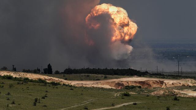 Ucrania ataca Crimea y hace estallar un depósito de municiones obligando a evacuar a la población