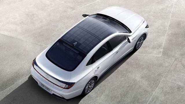 Hyundai lanza su primer auto eléctrico con un panel de carga solar