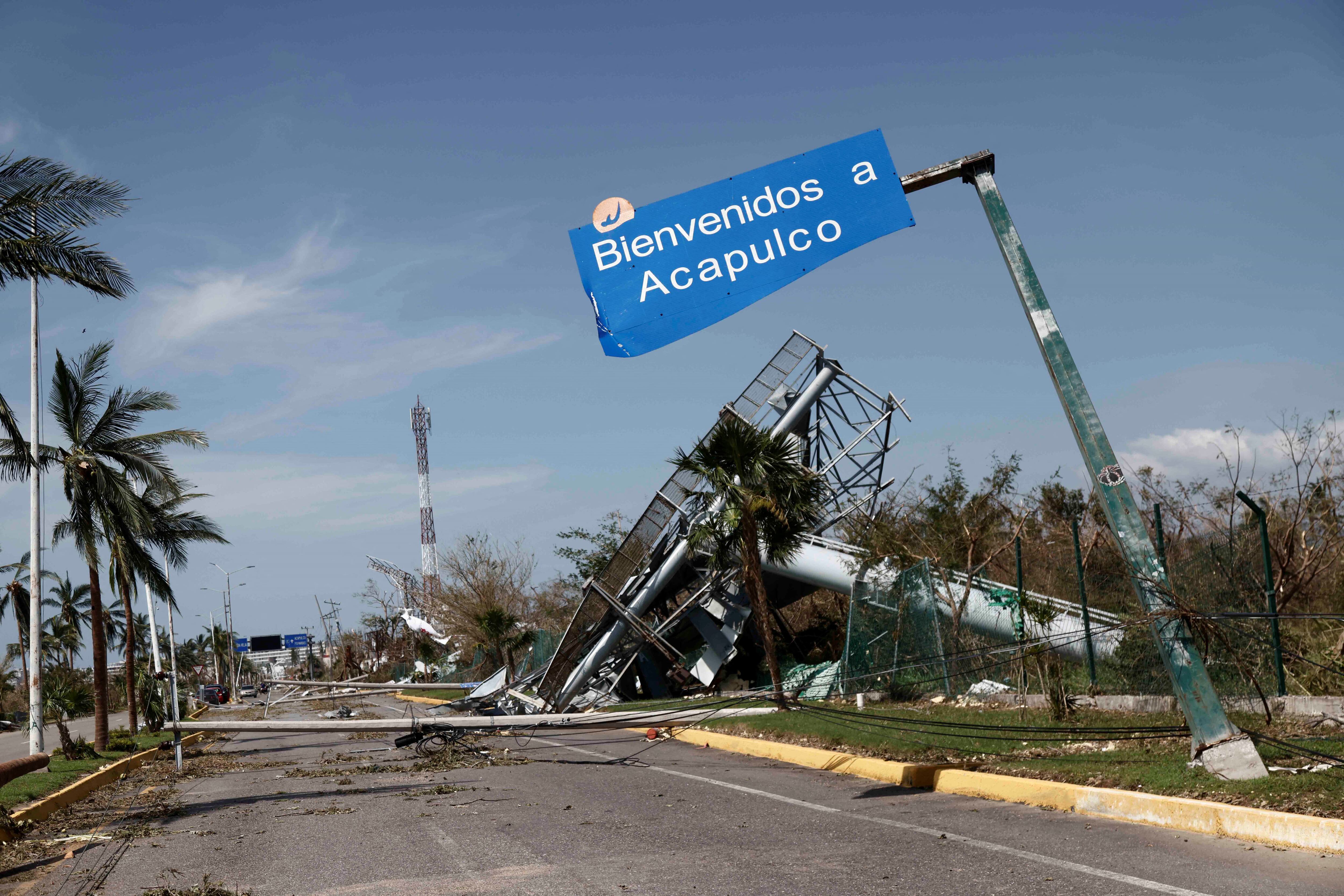 Vista de la destrucción dejada por el paso del huracán Otis cerca del Aeropuerto Internacional de Acapulco, en México, el 27 de octubre de 2023. (Foto de Rodrigo OROPEZA/AFP).