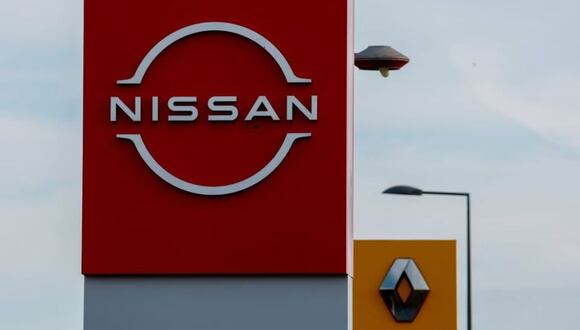 Los logotipos de los fabricantes de automóviles Renault y Nissan se ven frente a los concesionarios de las empresas en Le Coteau, Francia