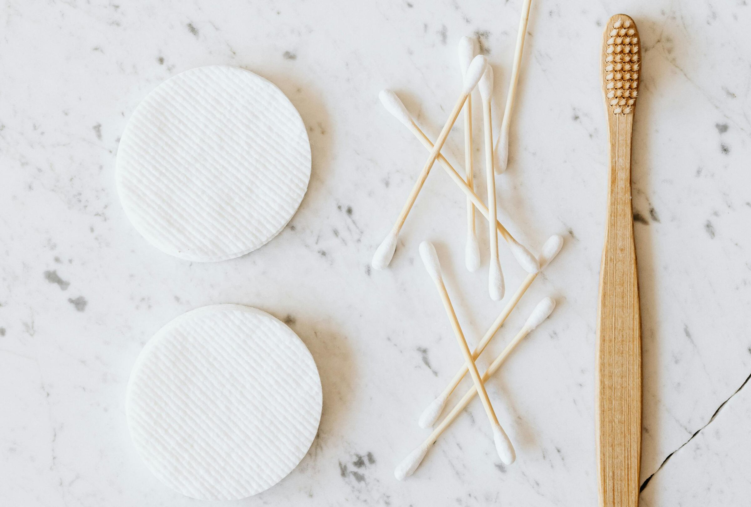 Los hisopos no deben usarse en la limpieza de los oídos. (Foto: Pexels/Karolina Kaboompics).