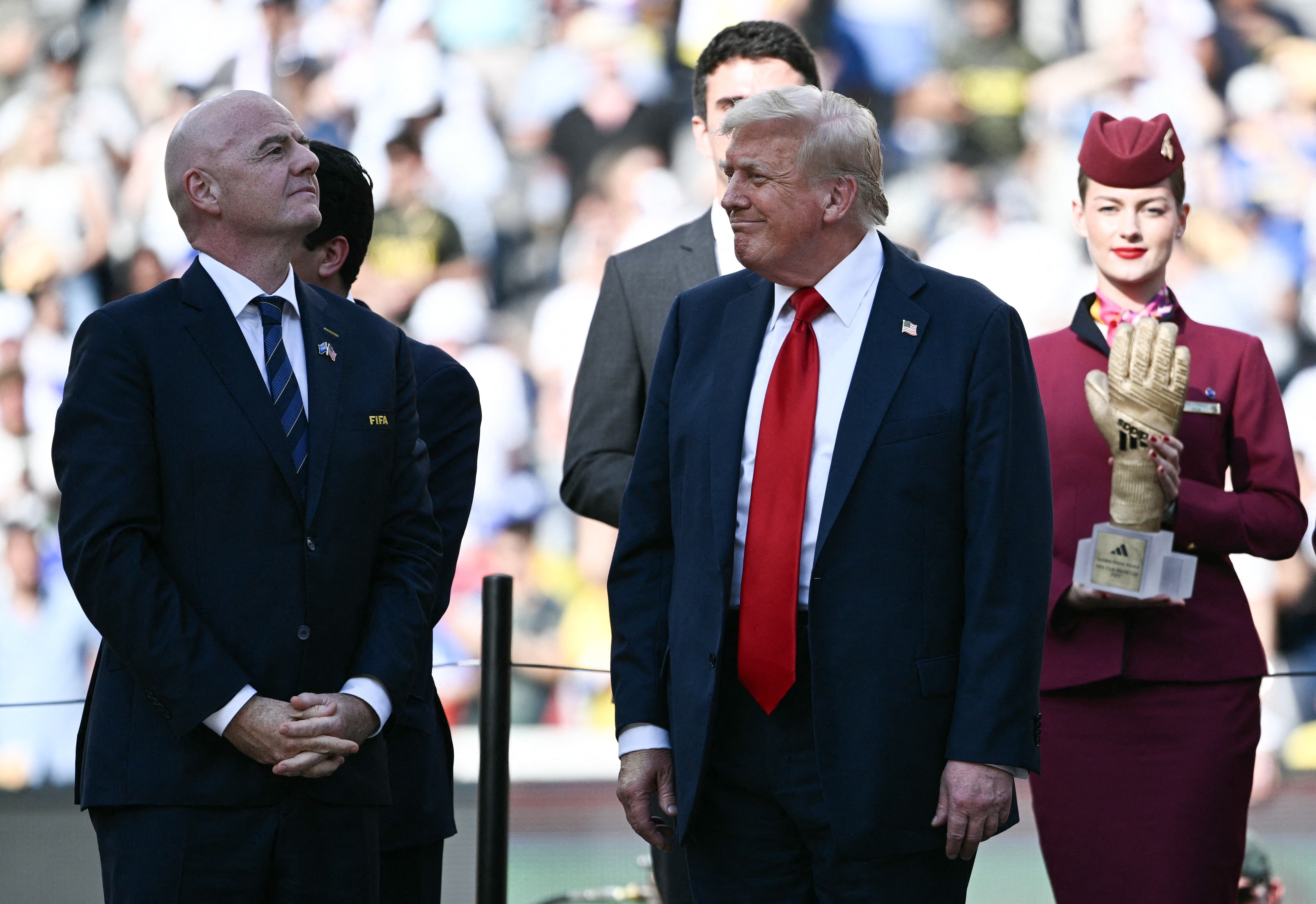 El presidente de Estados Unidos, Donald Trump, y el presidente de la FIFA, Gino Infantino, esperan para entregar el Guante de Oro al portero español del Chelsea, Robert Sánchez, durante la ceremonia al final de la final de la Copa Mundial de Clubes de la FIFA 2025.