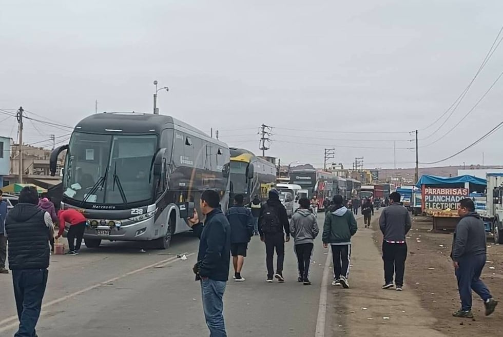 Paro de mineros artesanales bloquea siete puntos de carreteras en Perú. Foto: Andina