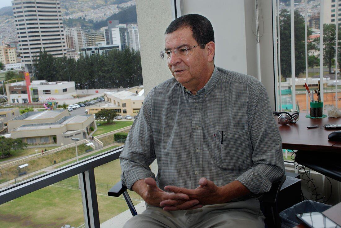 Pachano es uno de los politólogos más respetados en Ecuador. Además de su puesto en Flacso es miembro honorífico del Instituto de Iberoamérica y dirigió instituciones como la Fundación Ecuatoriana para la Democracia o el Instituto de Estudios Ecuatorianos.