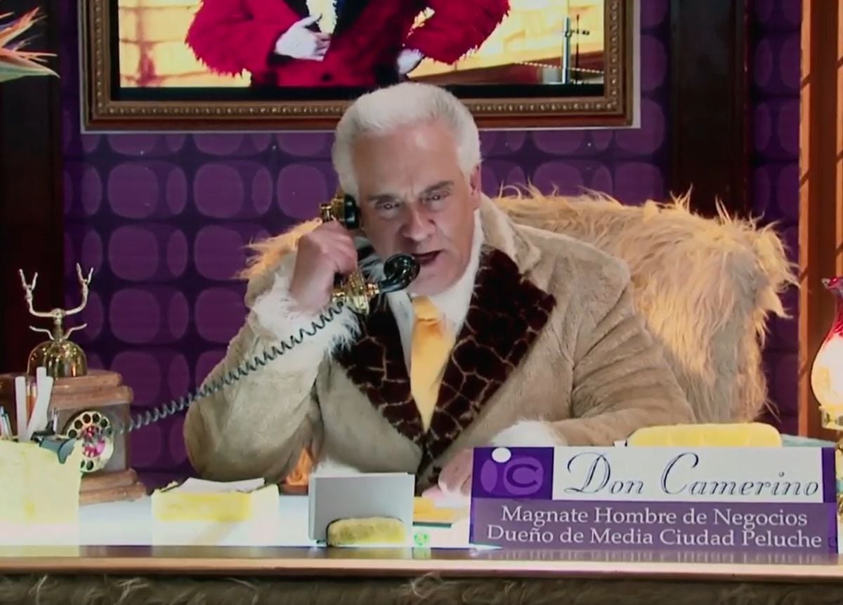 Don Camerino en una escena de La Familia P. Luche. En aquella ocasión recibió la llamada de su sobrina, a quien promete hacerle una inolvidable fiesta (Foto: Televisa)