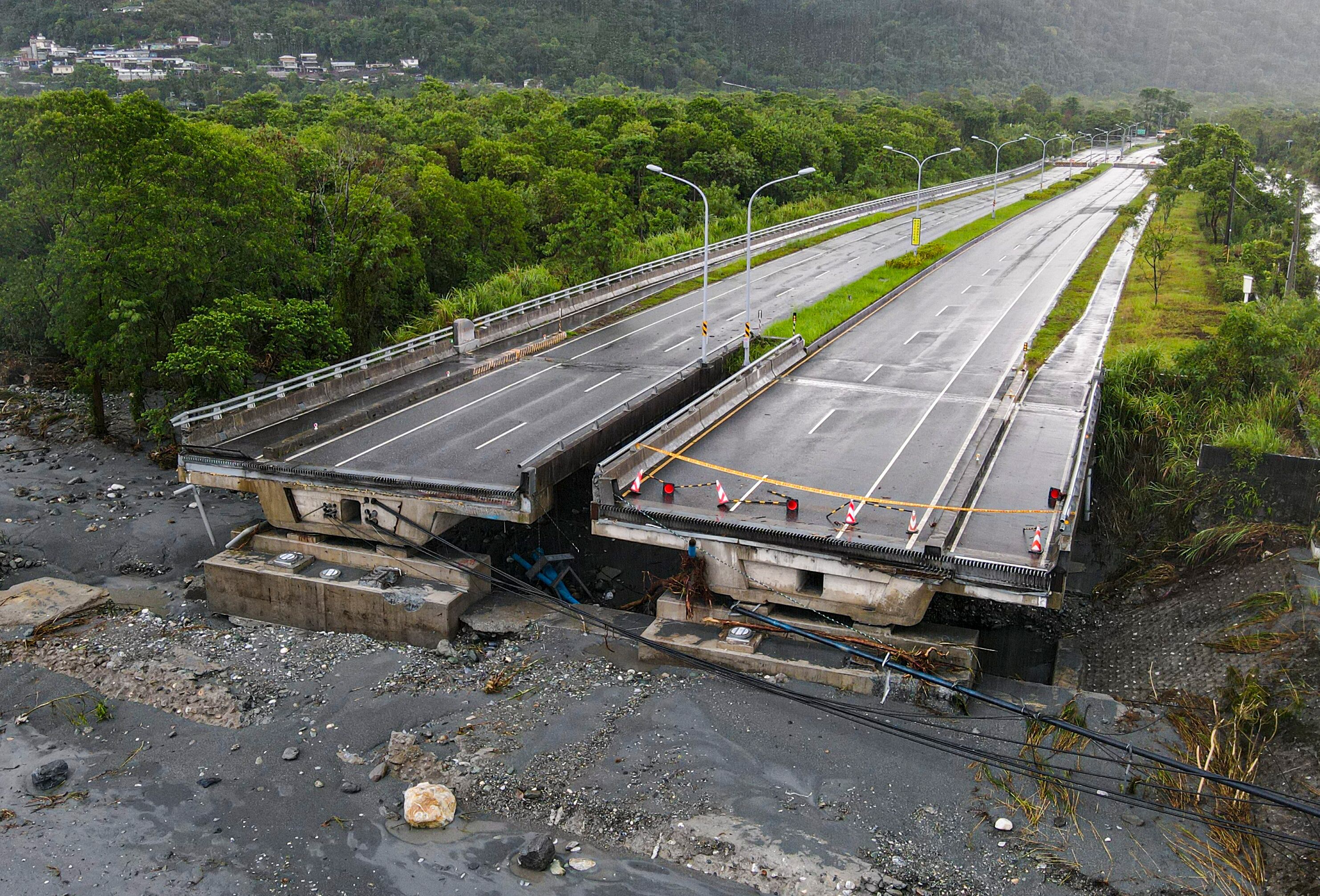 Parte del puente sobre el arroyo Mataian se ve dañado tras la ruptura de una barrera de un lago en Hualien el 24 de septiembre de 2025. (AFP).