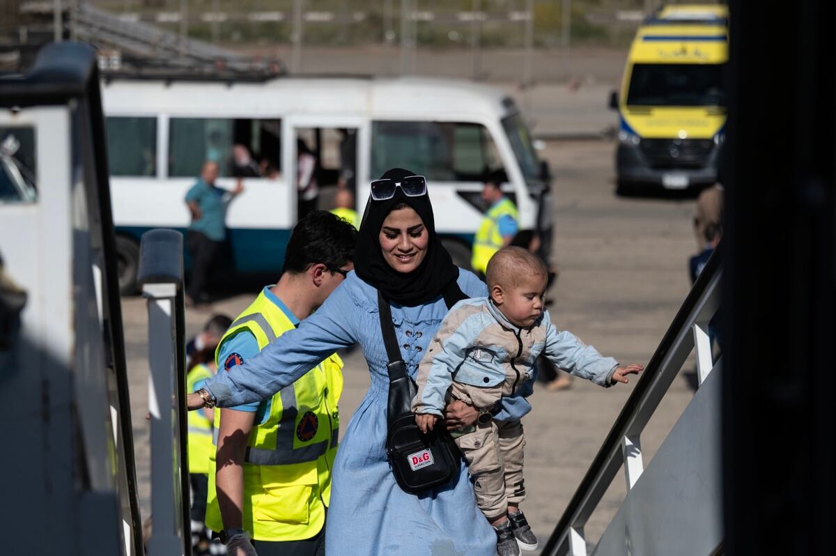 Niños palestinos enfermos abordan un avión durante su traslado de El Cairo a España en la Base Aérea de El Cairo Este, en El Cairo, Egipto, el 2 de abril de 2025. (Foto de EFE/EPA/MOHAMED HOSSAM)