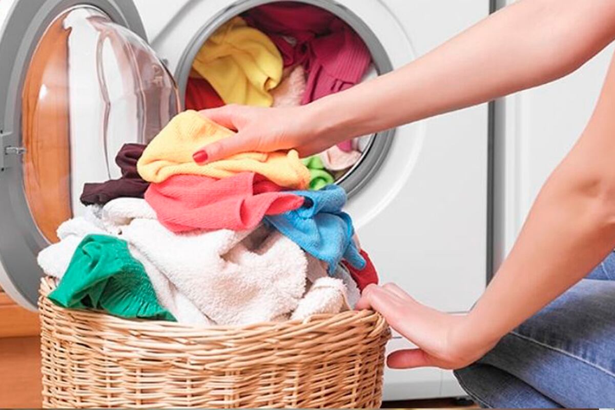TRUCOS CASEROS | Hay tejidos que no pueden introducirse a la lavadora, al ser delicados y absorber agua en grandes cantidades; los riegos de atascamiento deberías tomarlos en cuenta. (Foto: @Freepick)