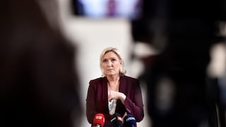 Ultraderechista Le Pen felicita a Vox e izquierdista Mélenchon a Podemos
