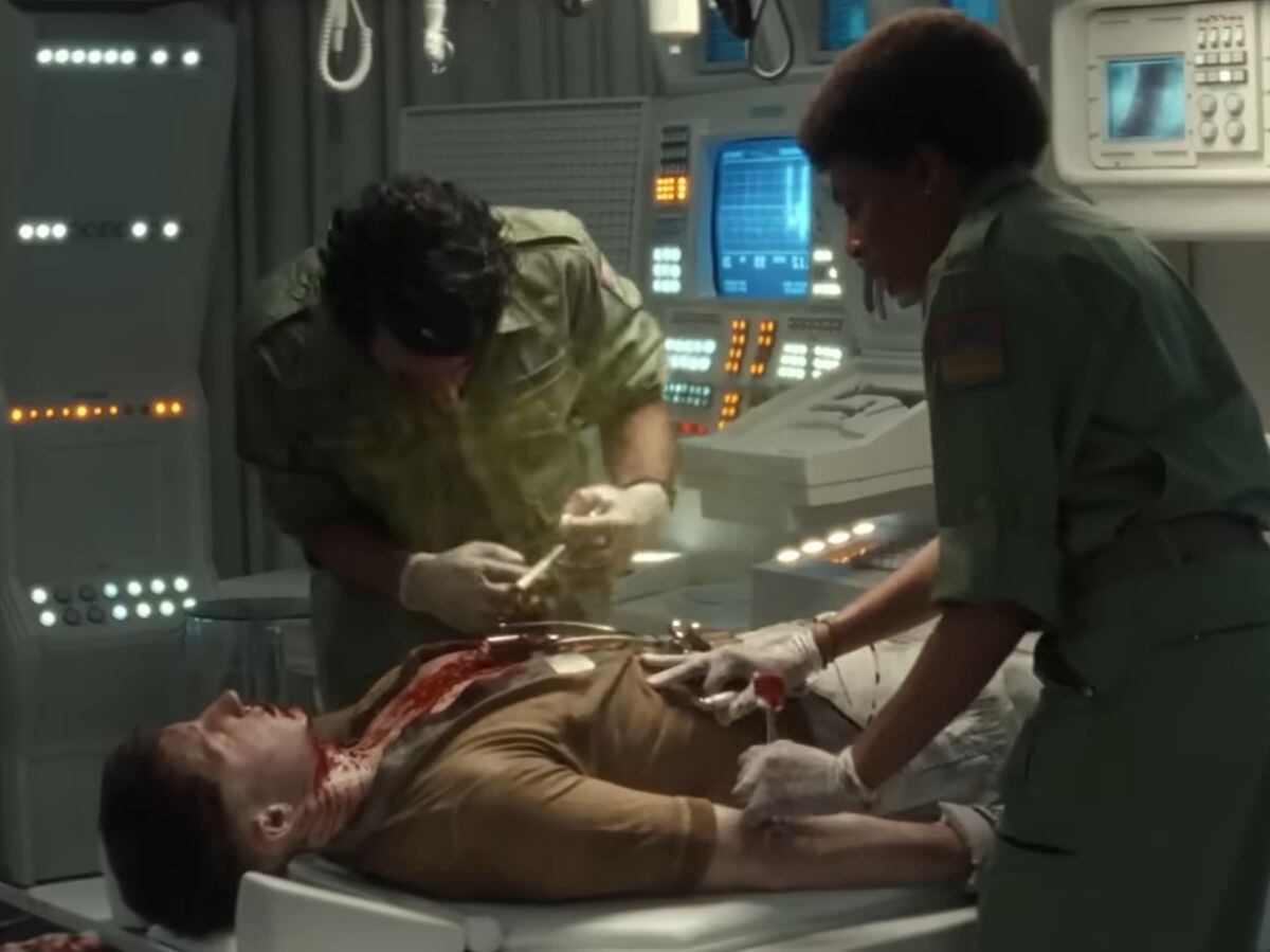 Tras beber el agua contaminada con larvas, Malachite es intervenido, pero todos terminan muriendo por un gas que sale (Foto: 20th Television)