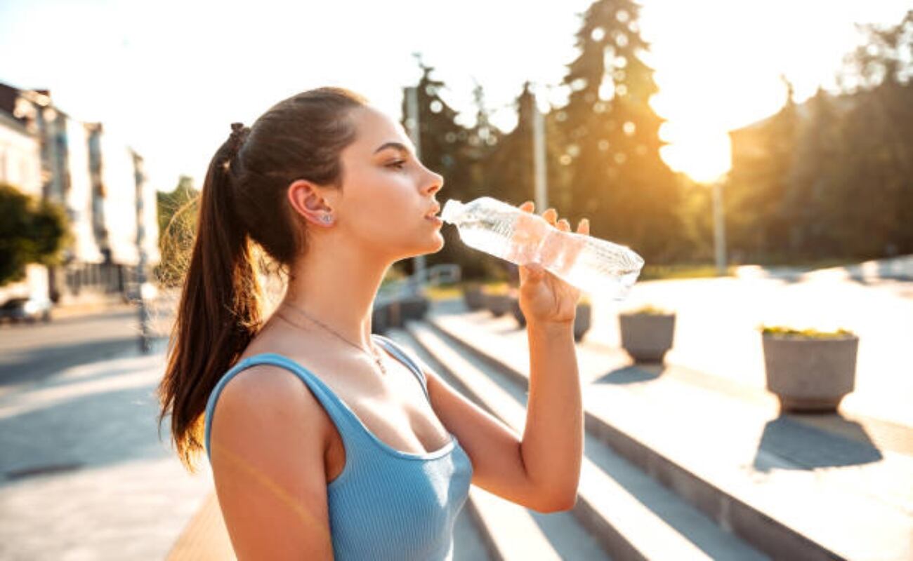 ¿Bebes agua fría en verano? Ten cuidado, podrías sufrir estas graves consecuencias. (Fuente: iStock)
