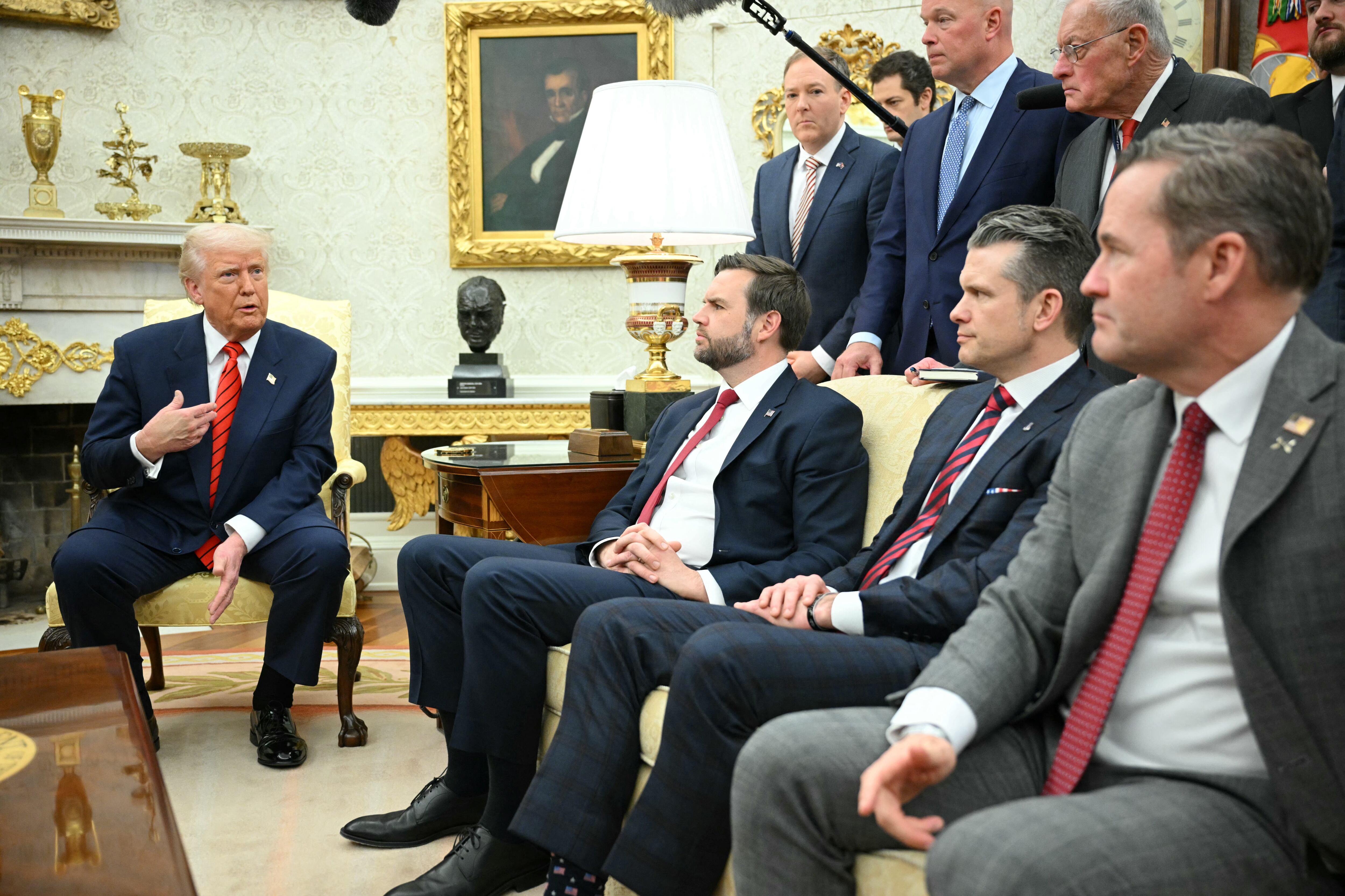 El presidente de Estados Unidos, Donald Trump, habla con la prensa durante su reunión con el secretario general de la OTAN, Mark Rutte, en la Oficina Oval de la Casa Blanca, el 13 de marzo de 2025.(Foto de Mandel NGAN / AFP).