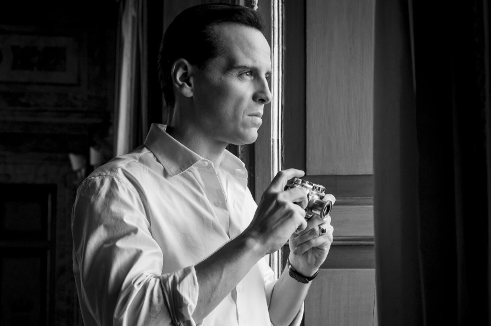 La serie se basa en una serie de novelas negras y es una joya visual que está pasando desapercibida en la plataforma de streaming (Foto: Netflix)