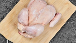 Descongela el pollo en menos de 30 minutos con agua y sal