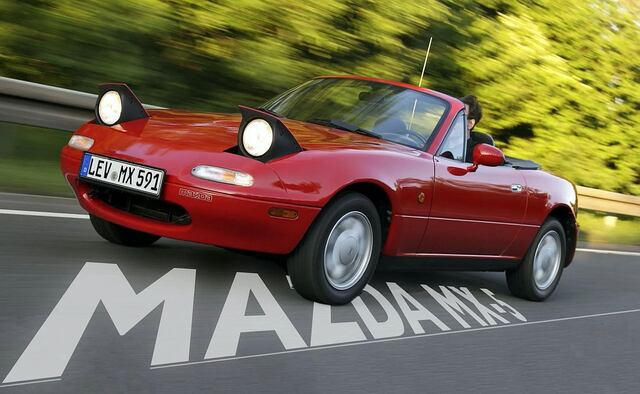 Mazda Mx-5 (Desde 1989). Su versión actual tiene 184 CV de potencia. Apareció en 1989 con faros escamoteables con motor de 1,6 L y 115 CV y de 1,8 L y 133 CV. Es considerado un vehículo divertido de conducir por su propulsión trasera, peso, bajo centro de gravedad y peso. Además de ser el descapotable más vendido del mundo.