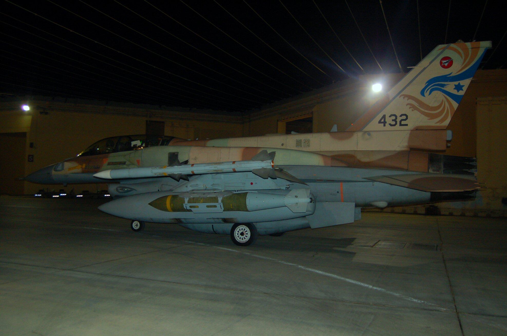 Un avió F-16I de la Fuerza Aérea Israelí equipado con una bomba de penetración antibúnkeres BLU109 JDAM. (Creative Commons).