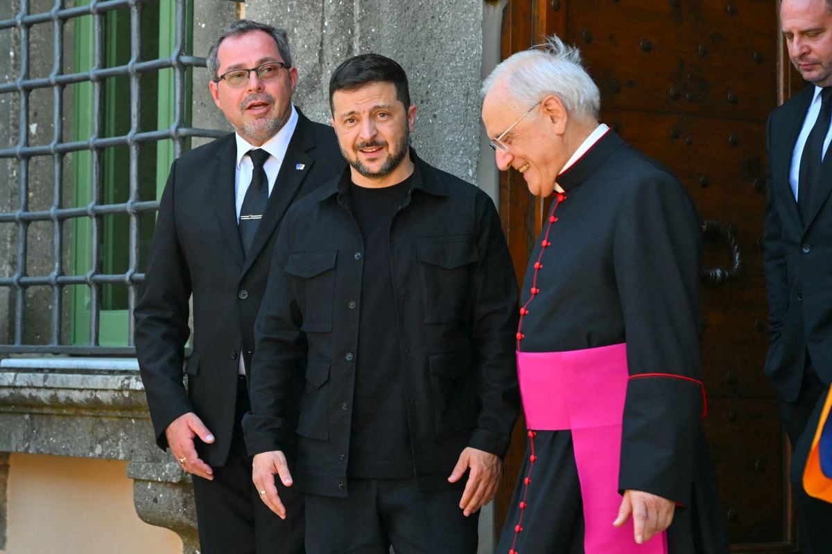 El presidente de Ucrania, Volodímir Zelenski (2.º izq.), sale tras reunirse con el papa en la residencia papal de Castel Gandolfo, al sureste de Roma, el 9 de julio de 2025.