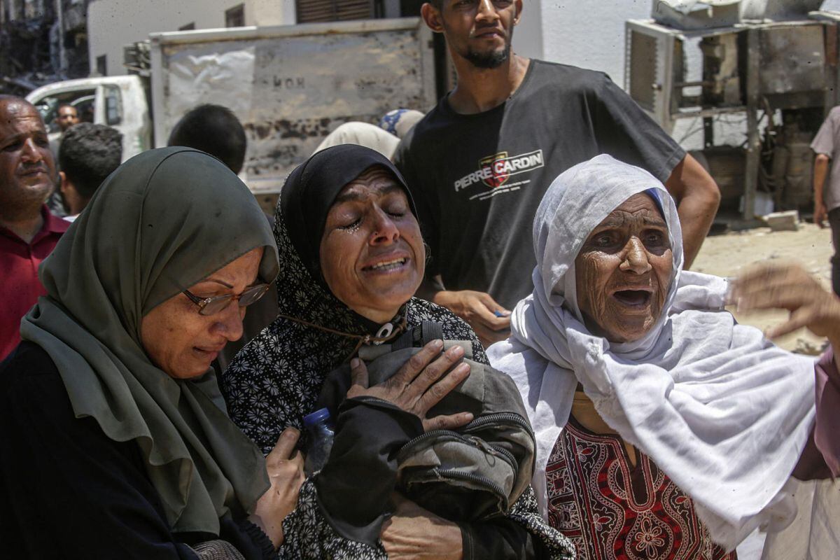 El servicio de emergencias de Defensa Civil de Gaza también recibió heridos a causa del fuego de artillería de los tanques en esta zona. Foto: EFE/EPA/MOHAMMED SABER