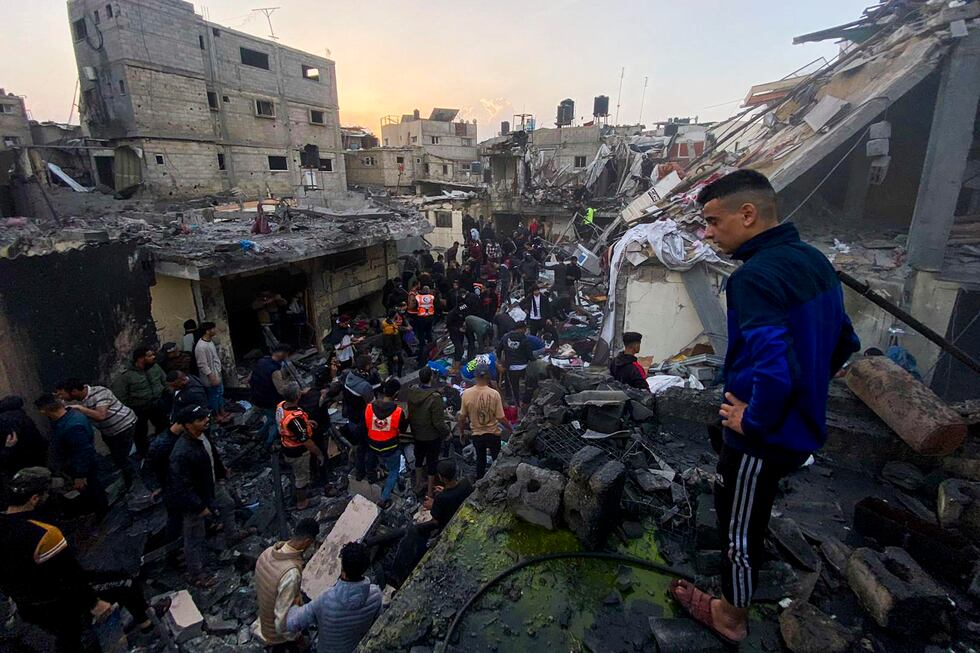 Los efectos de un bombardeo de Israel en la zona de Al Sabura, en Rafah, en el sur de la Franja de Gaza. (EFE/ Anas Baba).