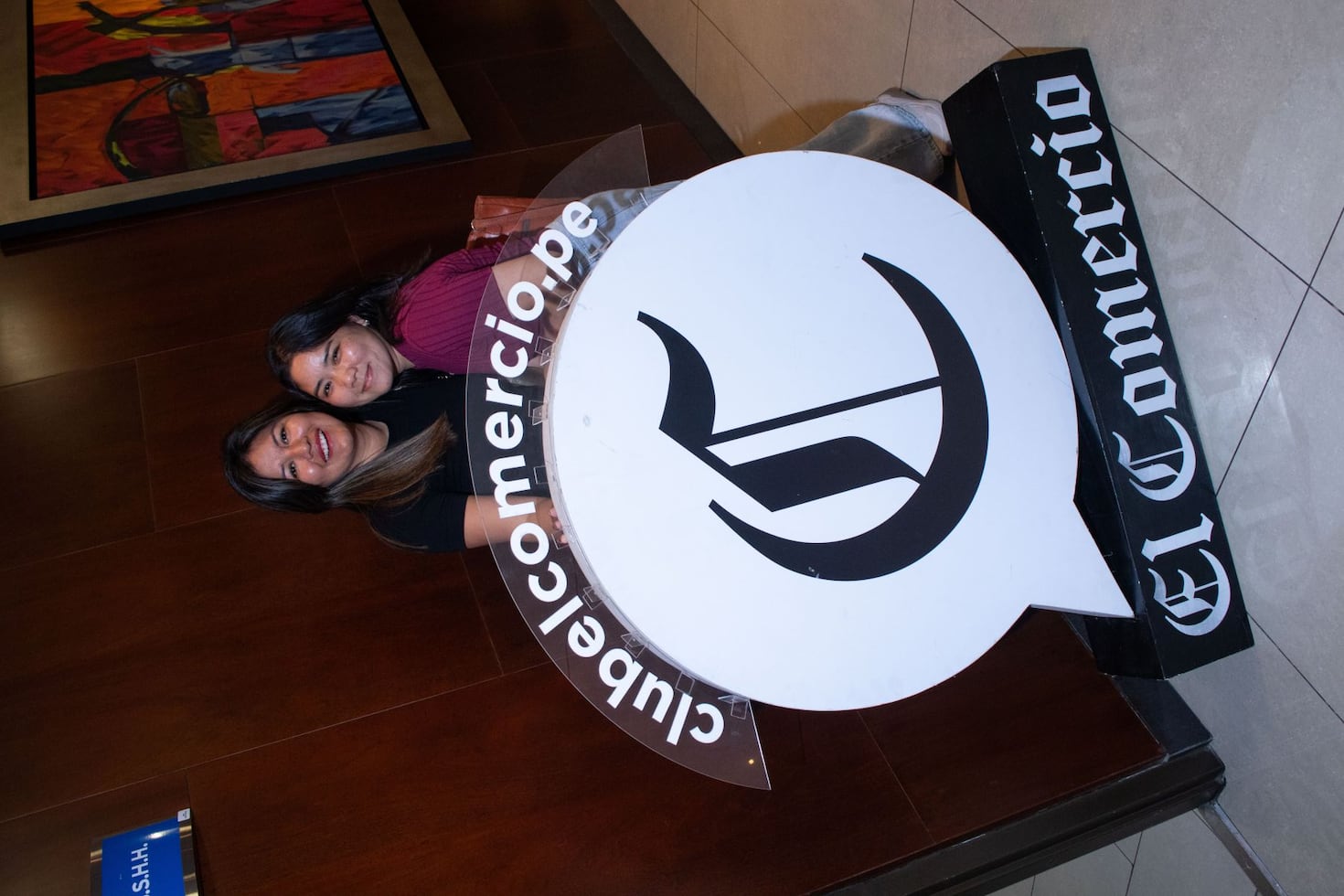 Tercera llamada. Liliana Ohana y Luciana Zavala aguardan el inicio de “Hasta que caigan las estrellas” en esta nueva experiencia.