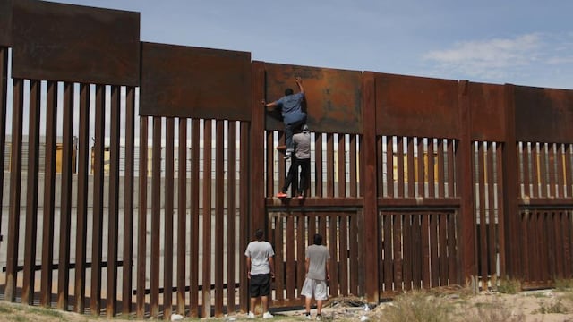 Gobernador de Texas busca reanudar obra de muro fronterizo con México 