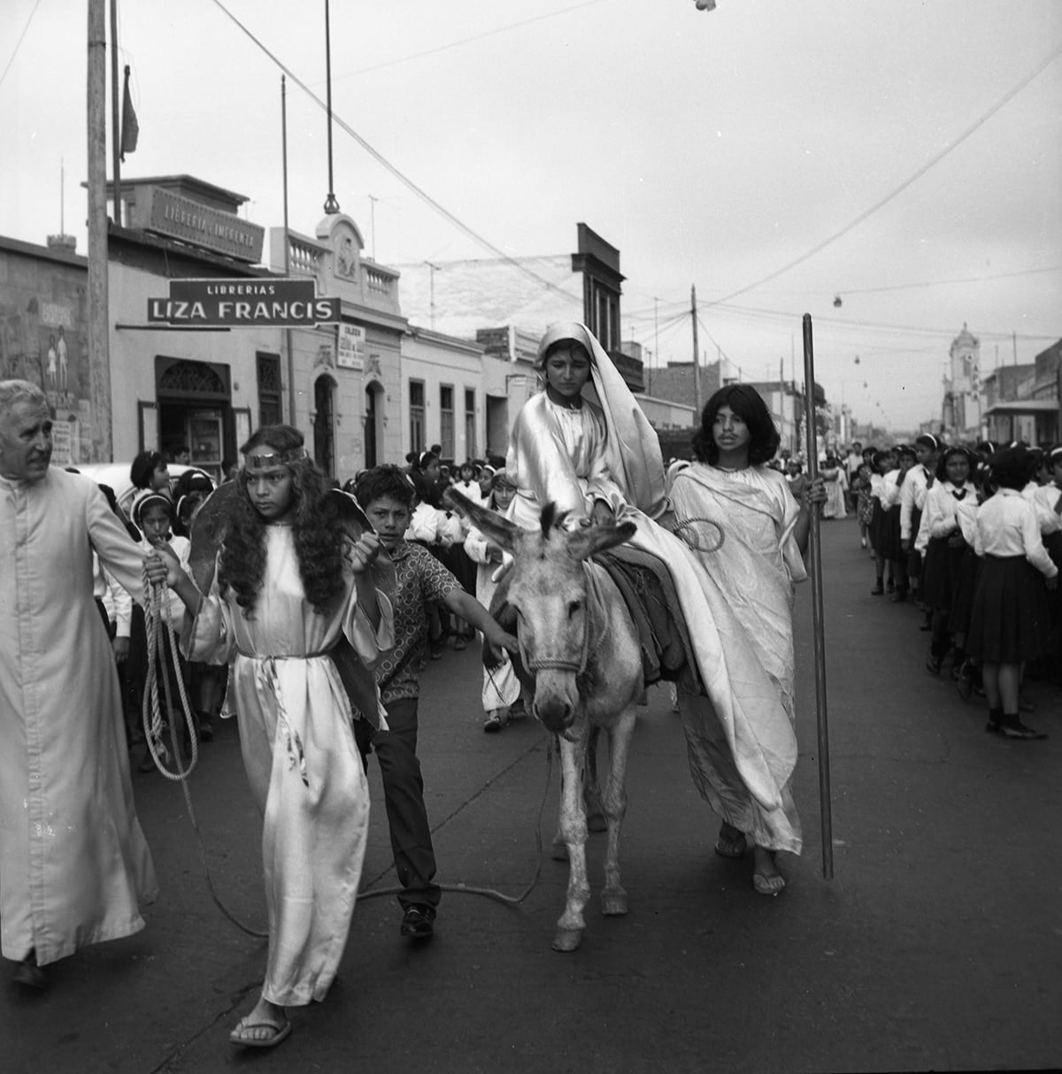 Lima, 24 de diciembre de 1965. La escenificación del camino a Belén, en las propias calles limeñas. (Foto: GEC Archivo Histórico).