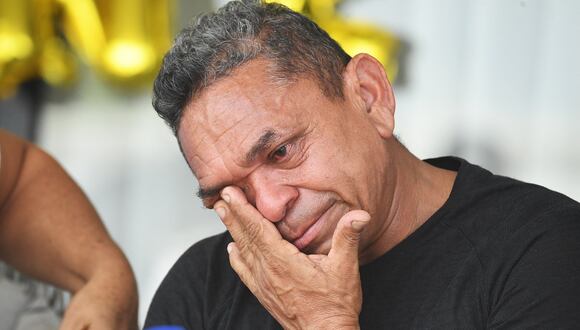 Luis Manuel Díaz, padre del delantero del Liverpool Luis Díaz, llora durante una conferencia de prensa en su casa de Barrancas, Colombia, el 10 de noviembre de 2023. (Foto de Daniel Munoz / AFP)